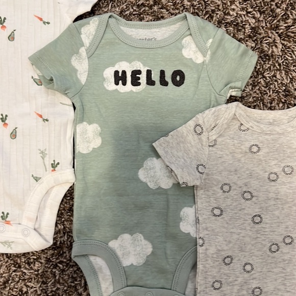 Set of Carters onesies - Picture 3 of 4
